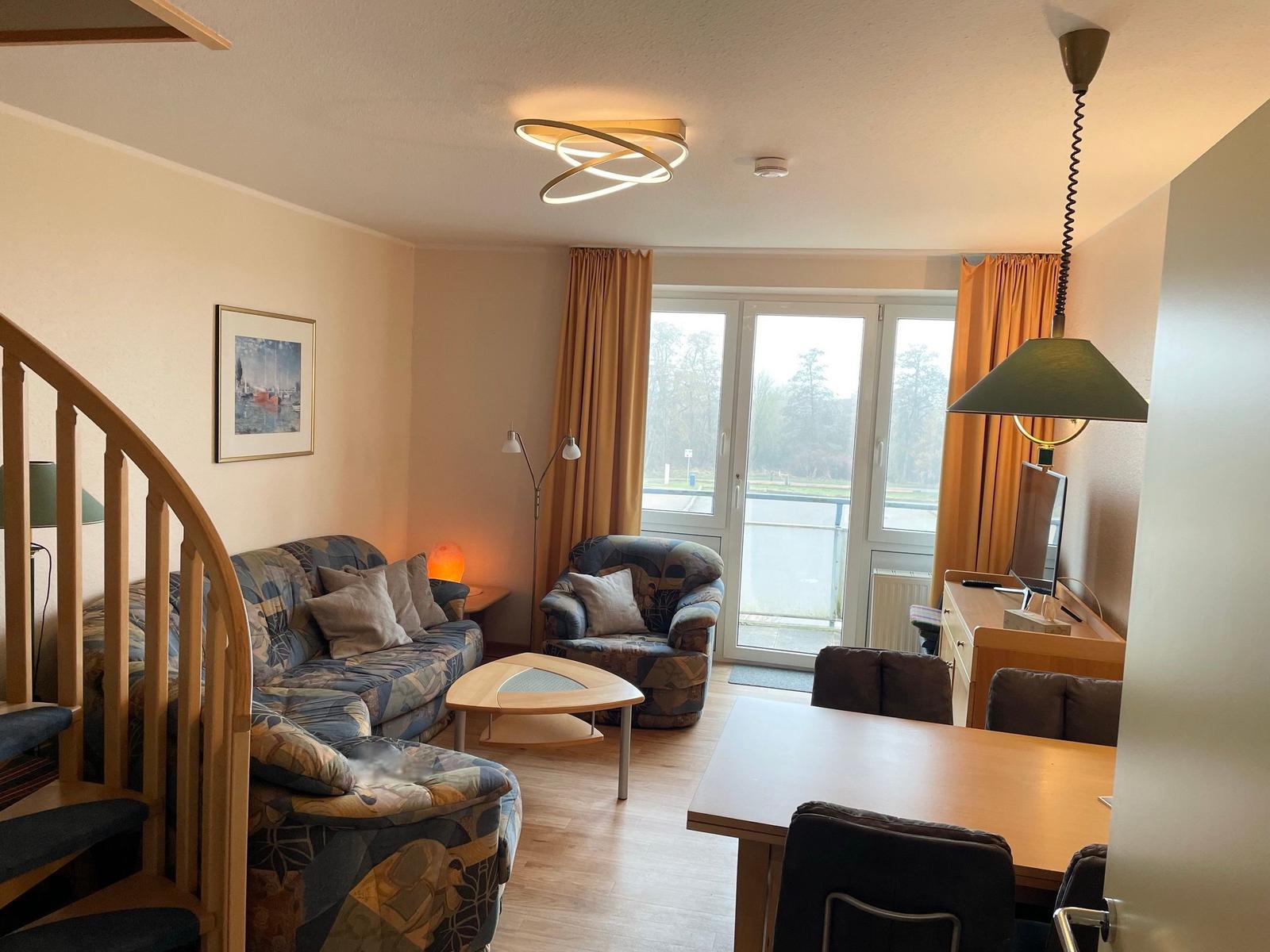 Wohn-Essbereich mit Couch und Flatscreen-TV