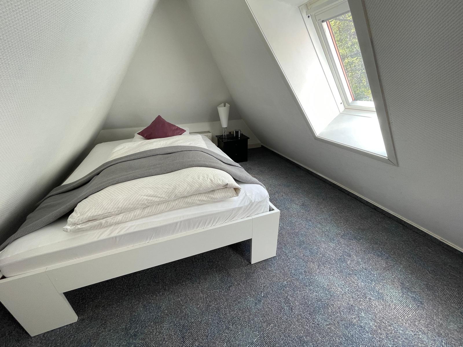Schlafzimmer mit Bett in gemütlicher Atmosphäre.