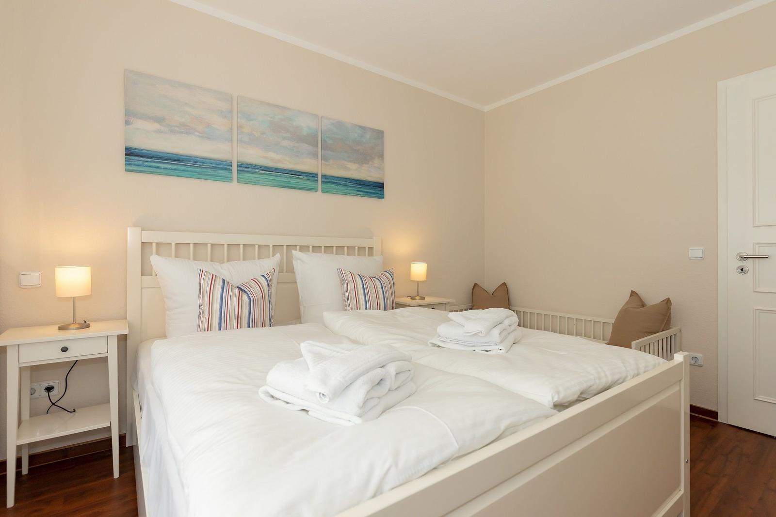 Schlafzimmer mit Kinderbett