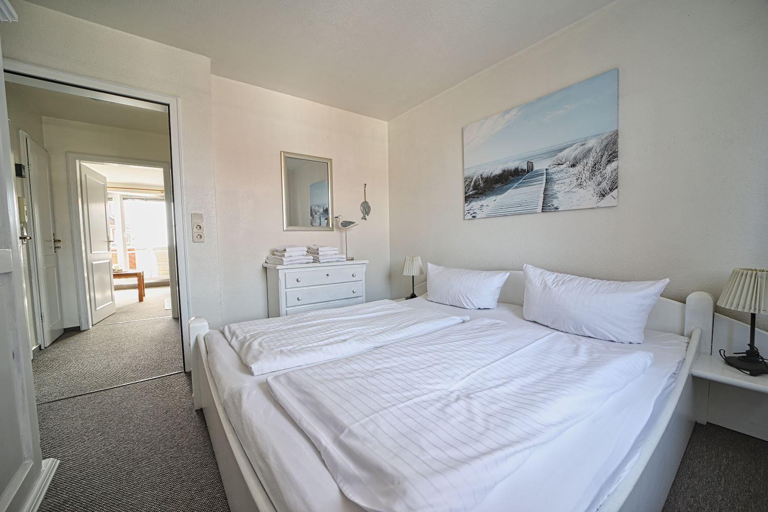 Schlafzimmer mit Kommode...