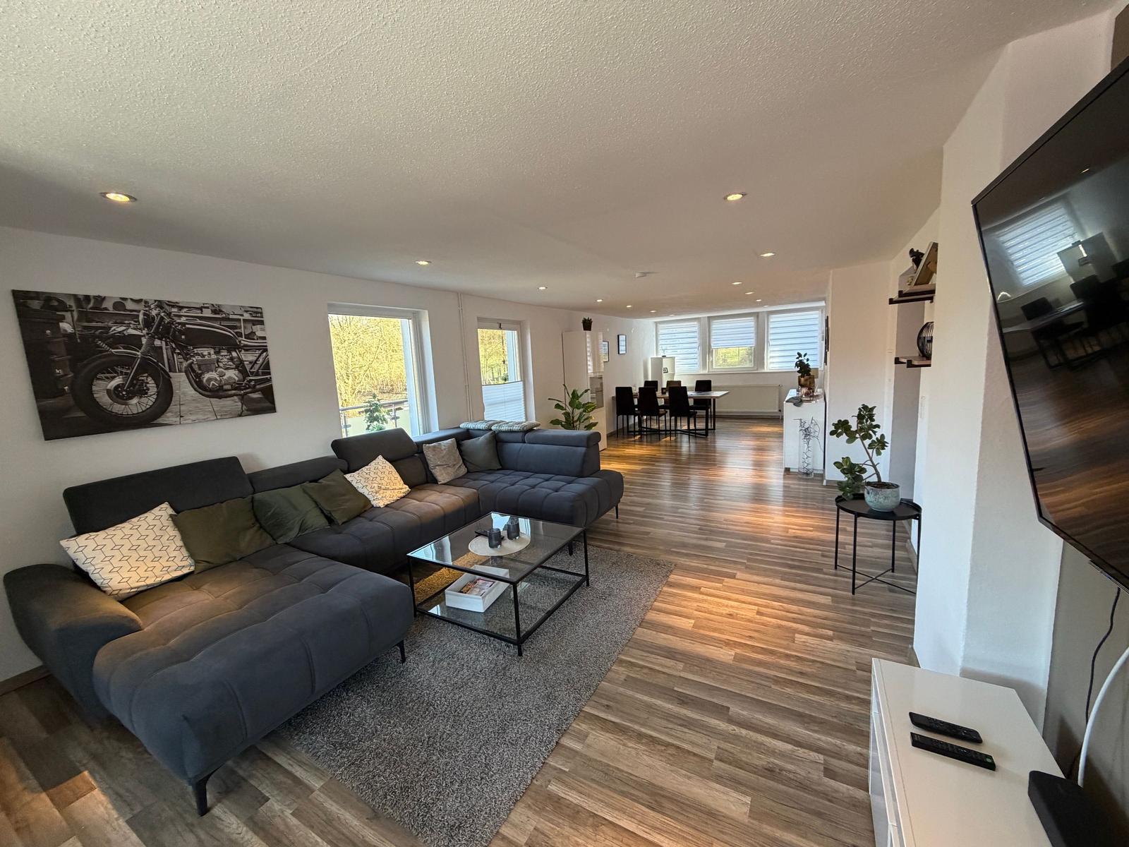 Top Wohnzimmer mit riesigem Smart TV und Kingsize Sofa welches bei Bedarf zur kompletten Liegefläche umfunktioniert werden kann.