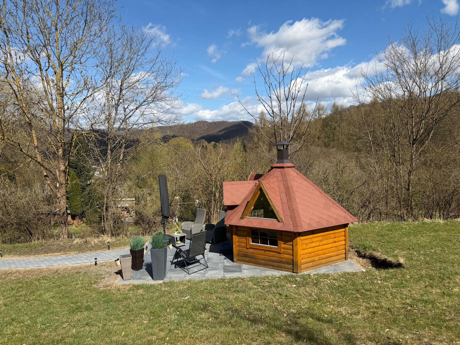 eigenes eingezäuntes Gartengrundstück mit Grillkota für 10 Personen, Terrasse und Liegemöglichkeiten