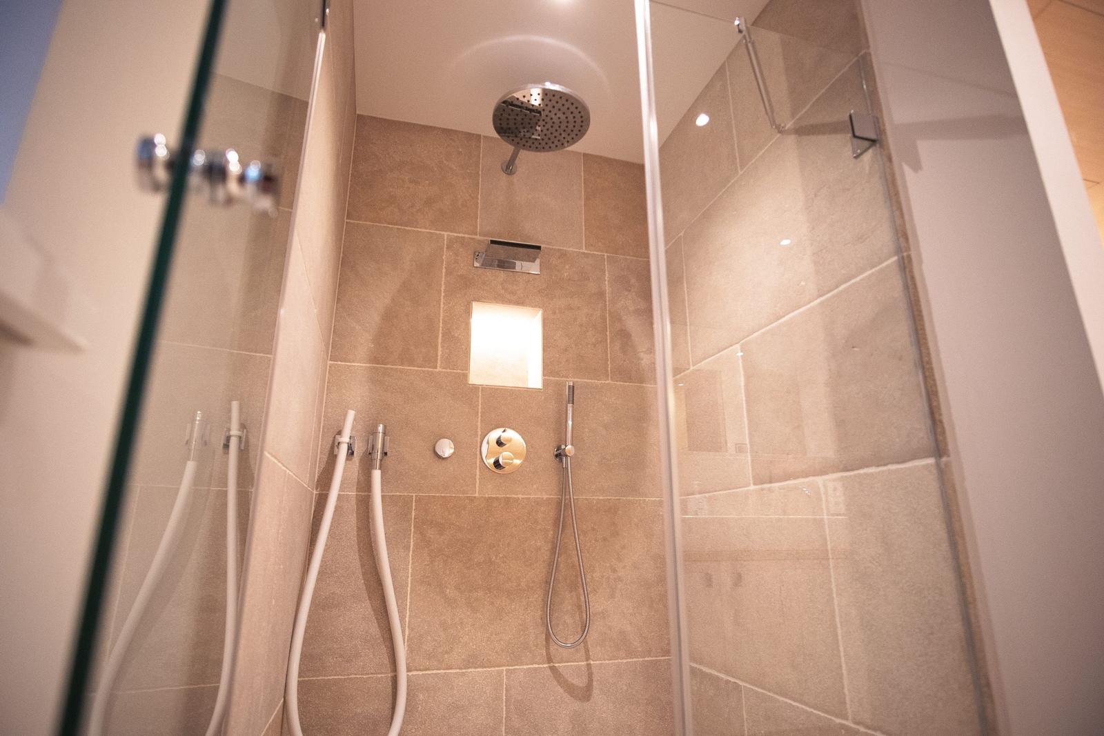 Dusche mit Duschkopf, Handbrause und integriertem Licht