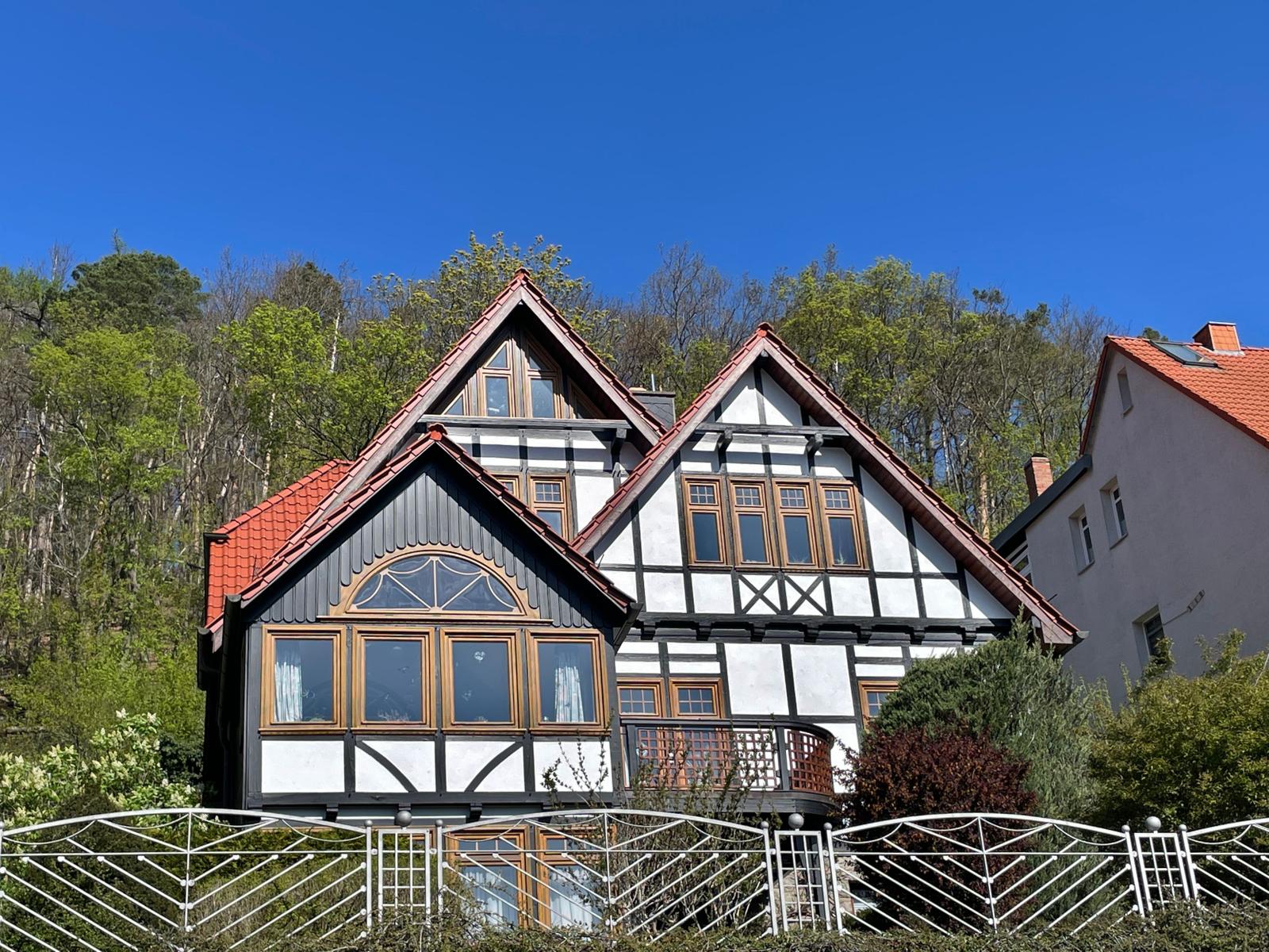 Unser charmantes Fachwerkhaus in ruhiger Hanglage.