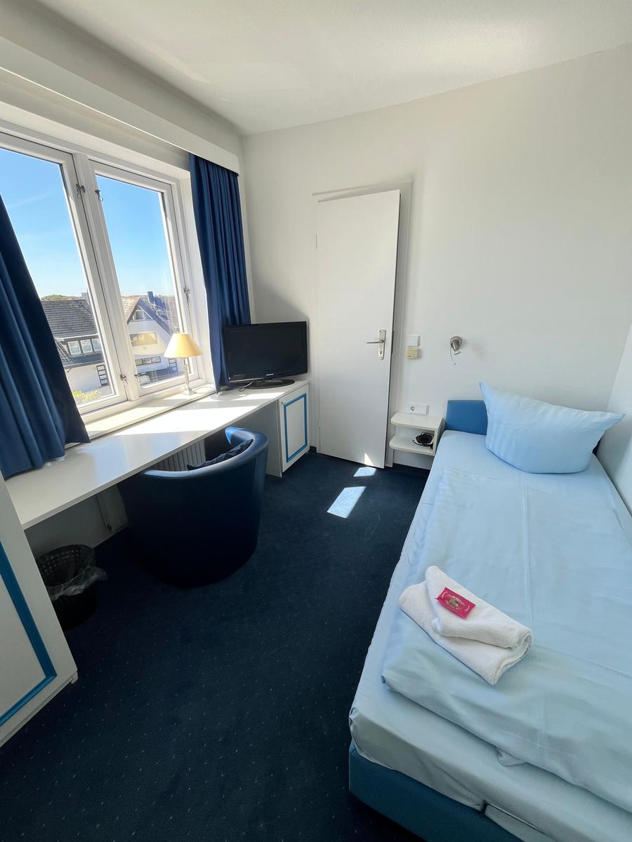 Einzelzimmer im Strandhotel, in blau-weiß gehalten