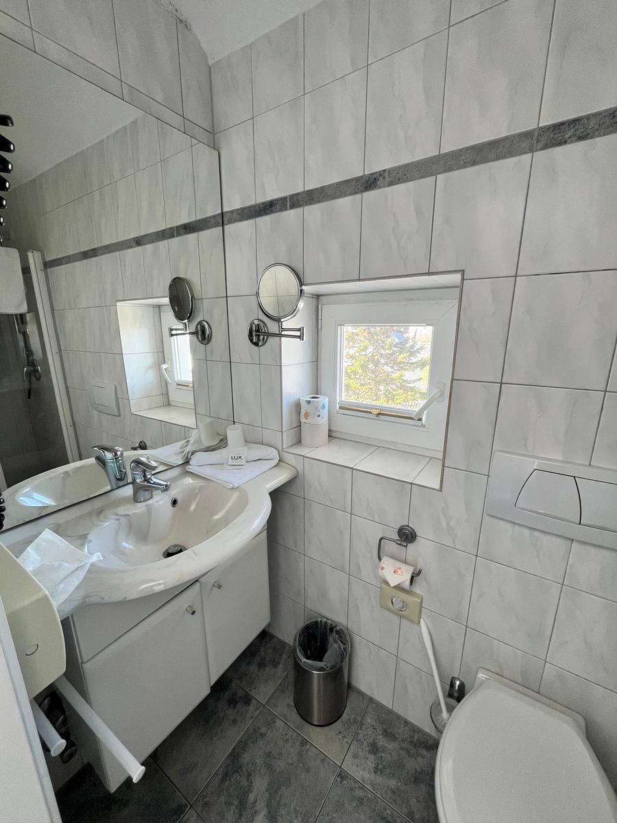Das Bad samt Dusche