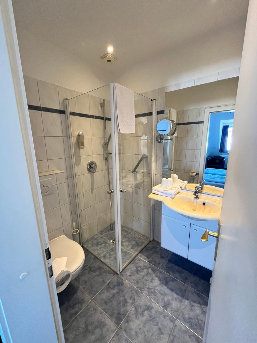 Das Badezimmer, mit Dusche oder Badewanne