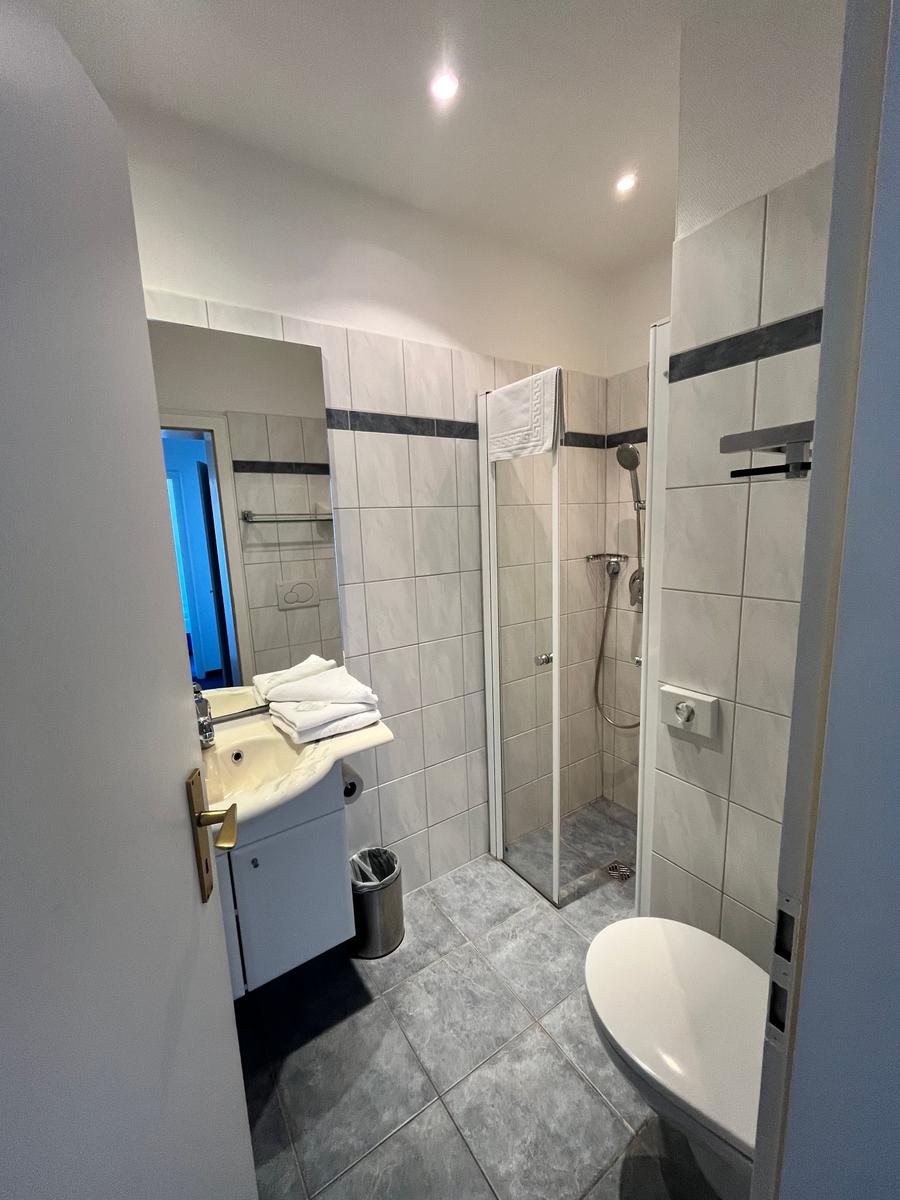 Badezimmer samt Dusche