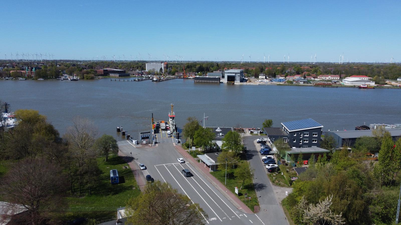 Mit der kostenlosen Fähre im 5-10 Minuten Takt von Brunsbüttel Süd nach Nord oder andersrum.