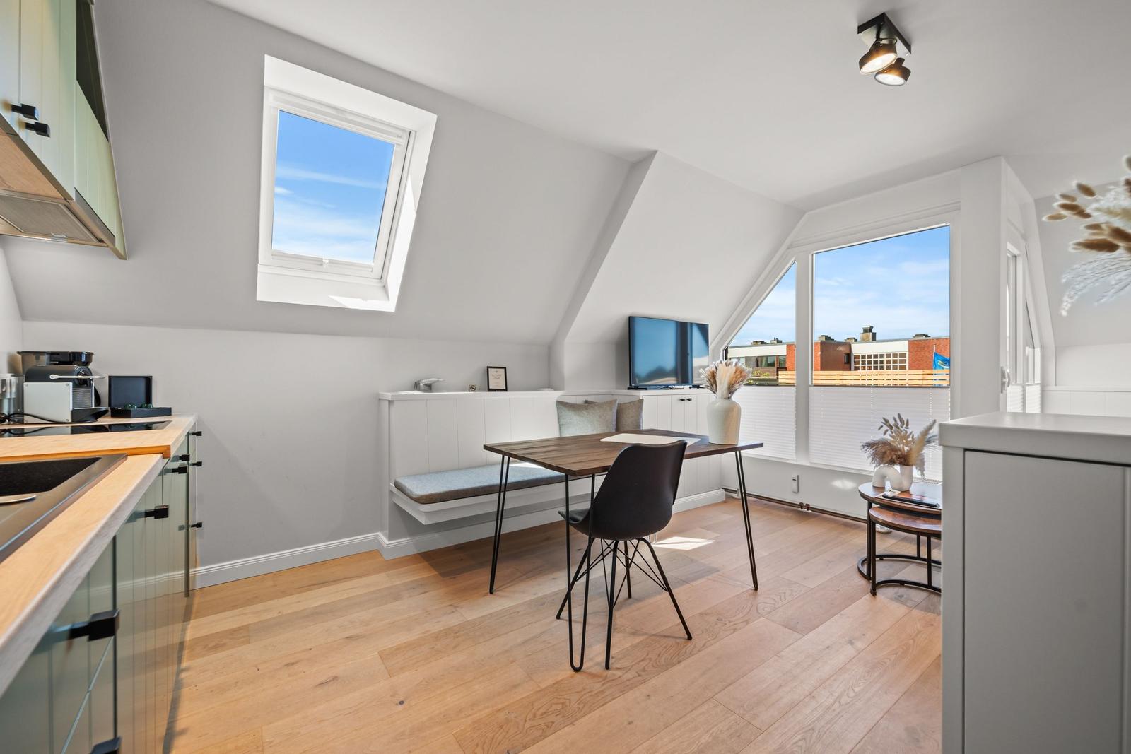 Küche mit Essbereich, Dachfenster und großem Fenster mit Blick.