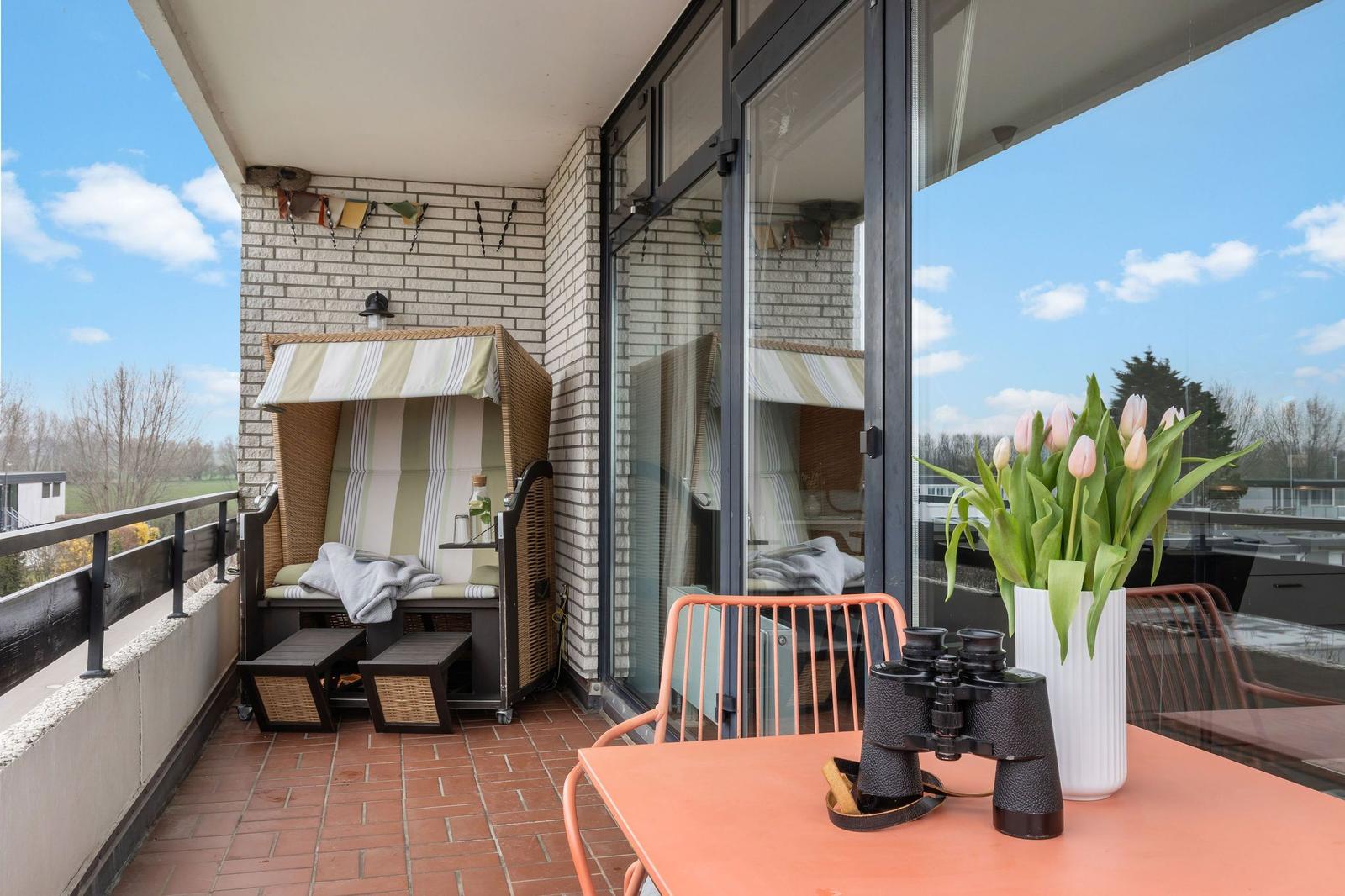 Balkon mit Strandkorb