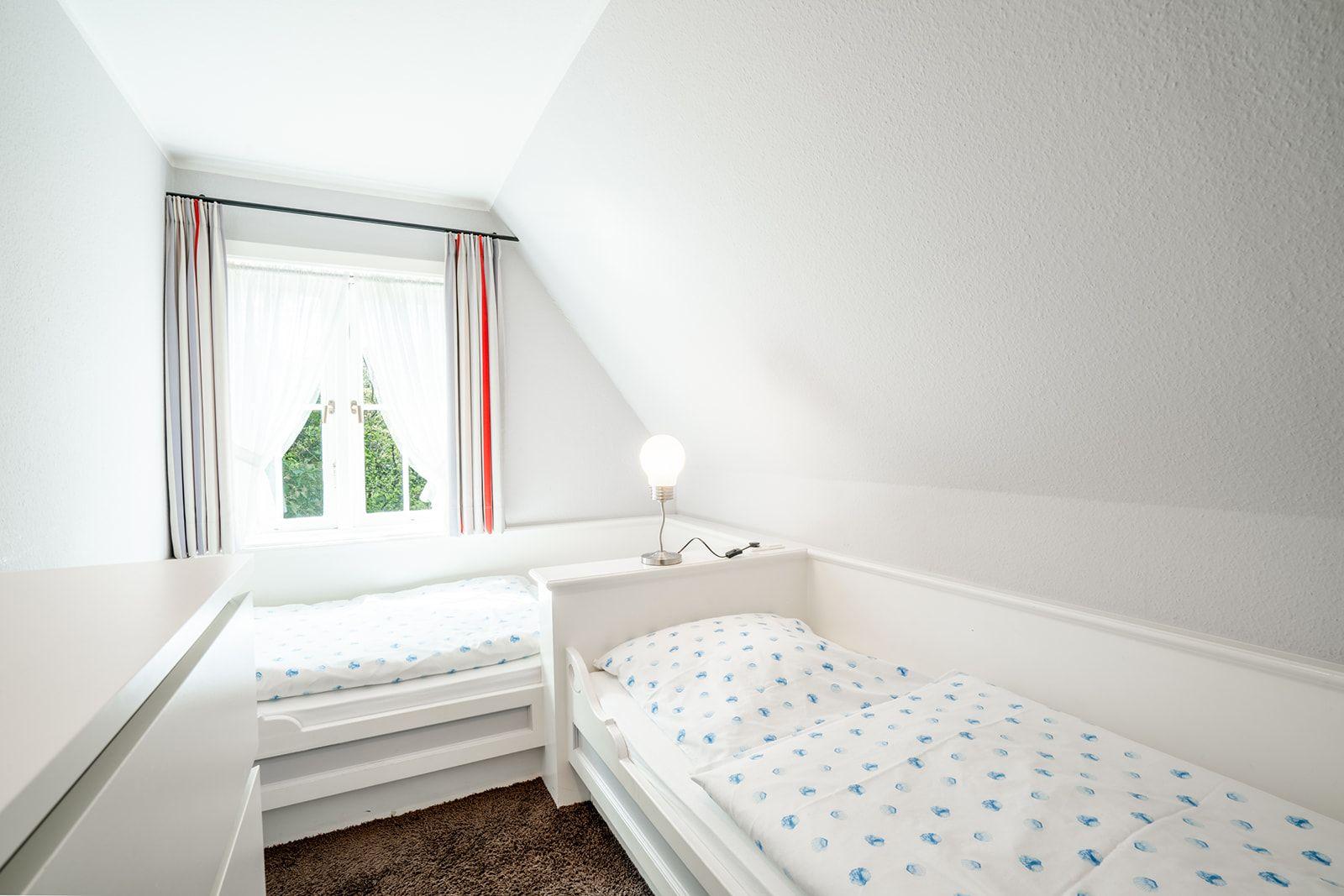 Zimmer mit zwei Betten, Fenster und Lampen