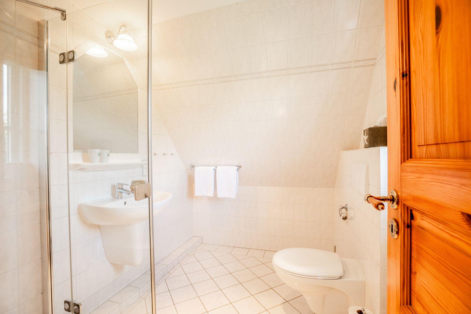 geräumiges Bad mit Dusche, Fenster und WC
