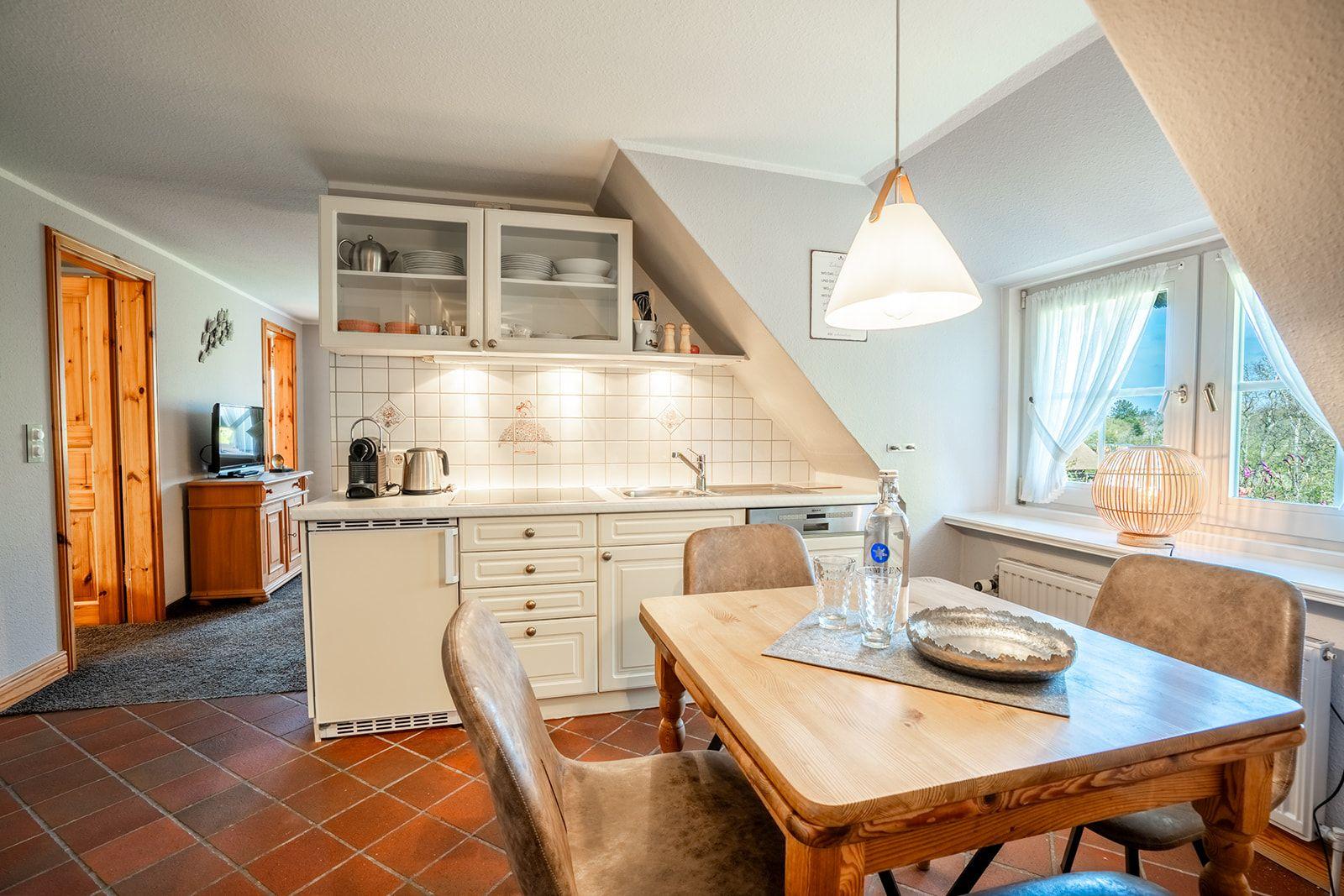 Küche mit Esstisch und Durchgang zum Wohnzimmer
