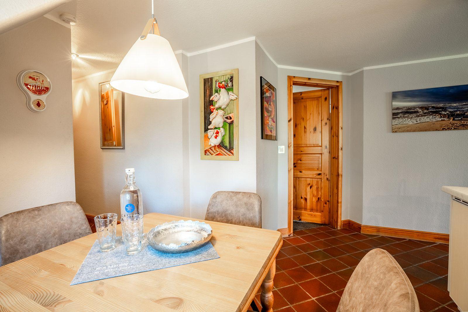 Küche mit Esstisch und Zugang zum Schlafzimmer mit zwei Einzelbetten
