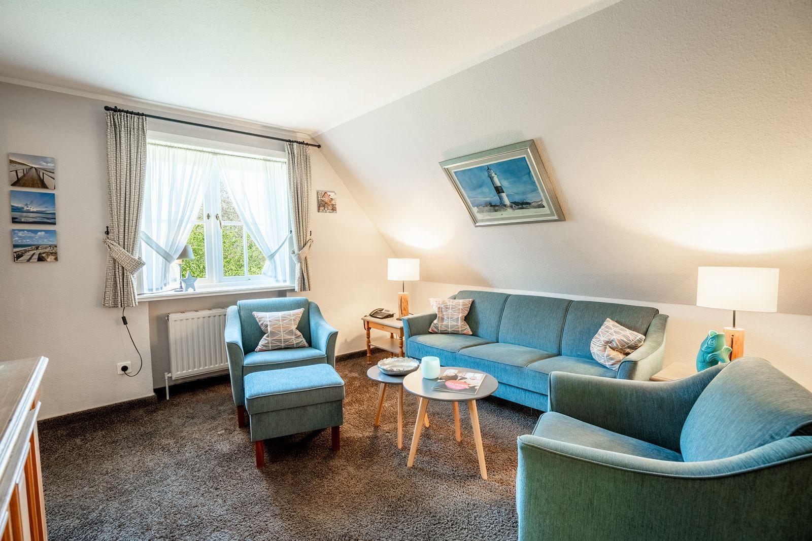 Wohnzimmer mit Sofa und TV