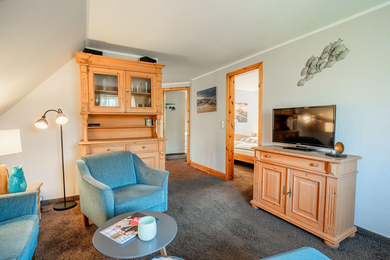 Wohnzimmer mit Zugang zum Schlafzimmer mit Doppelbett