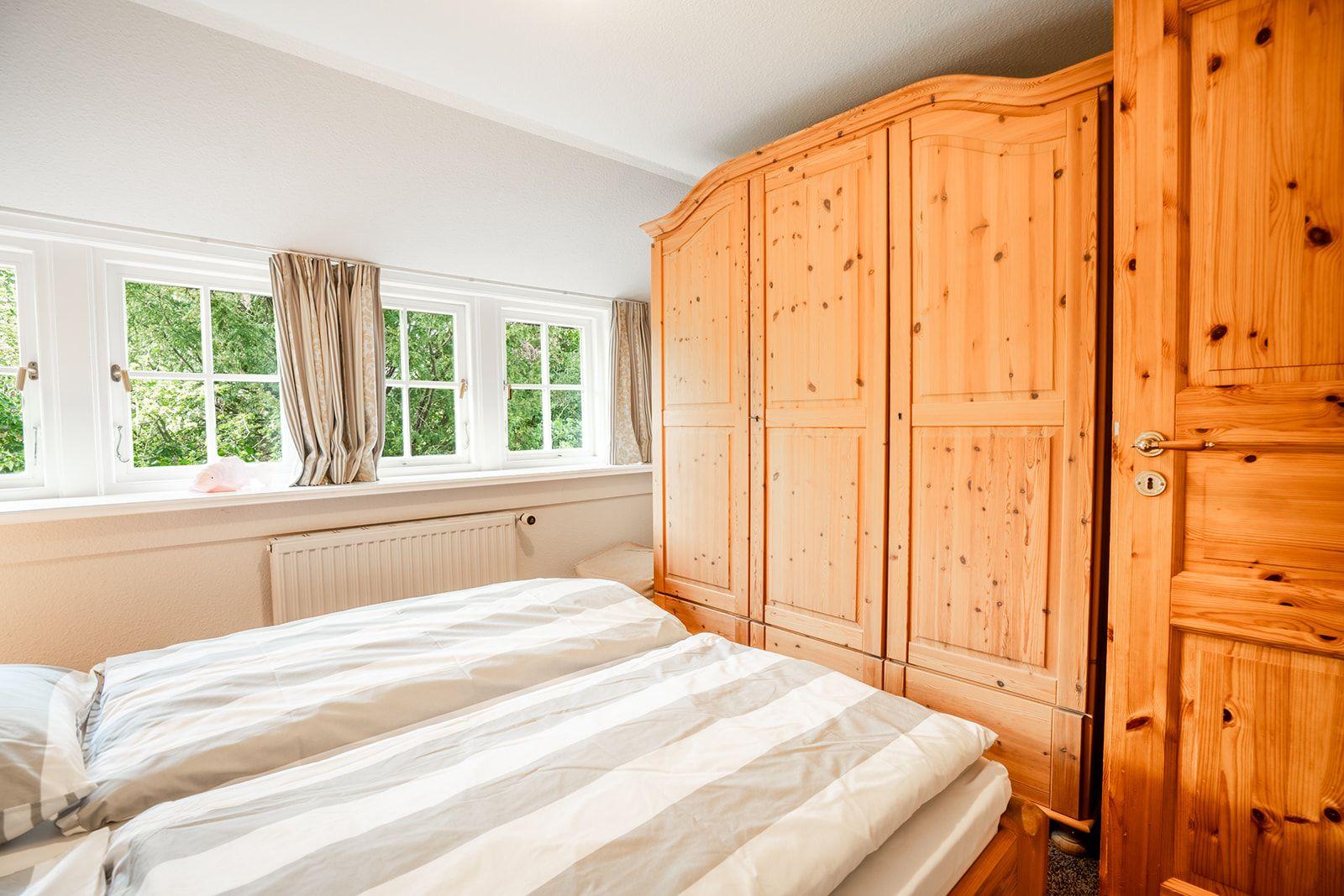 Schlafzimmer mit viel Stauraum