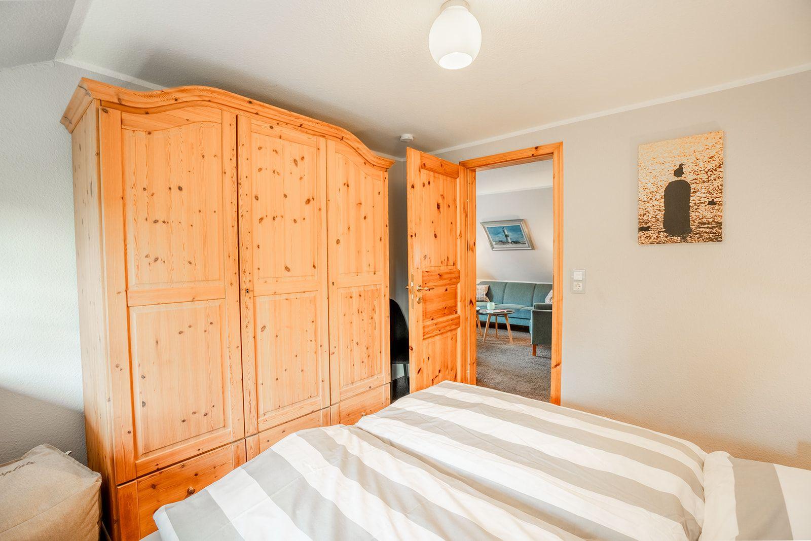 Das Schlafzimmer mit Doppelbett liegt, wie alle Zimmer auf einer Ebene im Dachgeschoss von Haus Margarete.