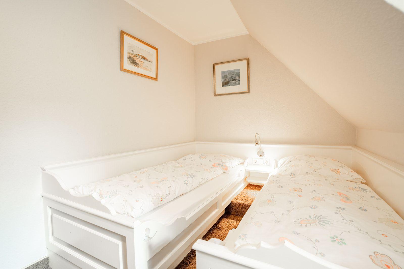 Schlafzimmer mit zwei Einzelbetten