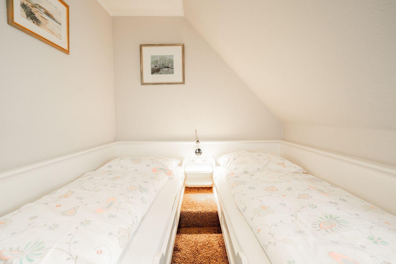 Das Schlafzimmer mit zwei Einzelbetten eignet sich auch sehr gut für Kinder