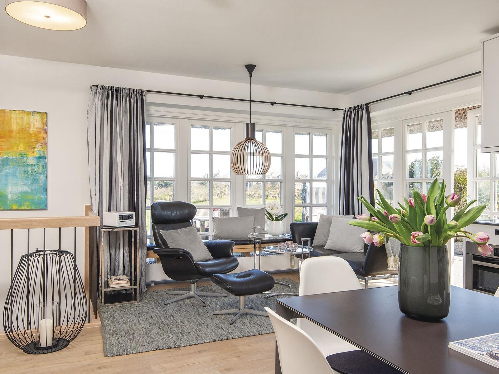 Gemütliche Sofaecke vor dem Panoramafenster