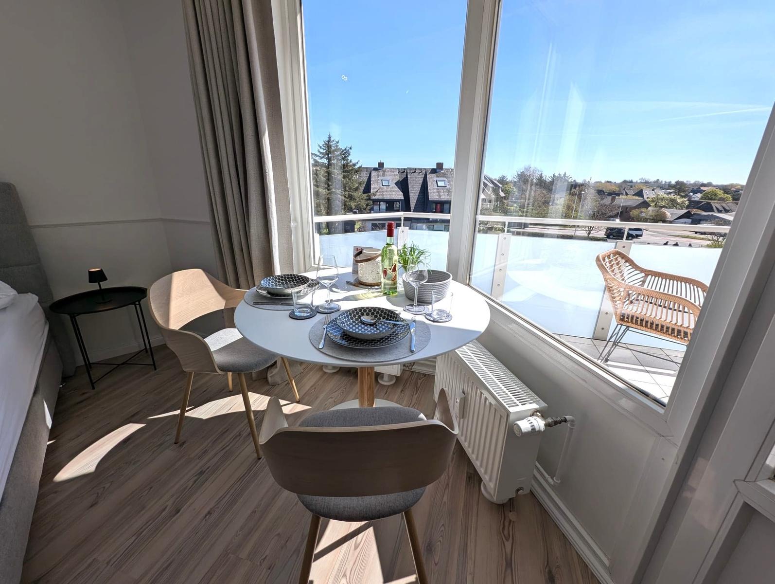 Rundtisch mit Stühlen und Aussicht auf Balkon