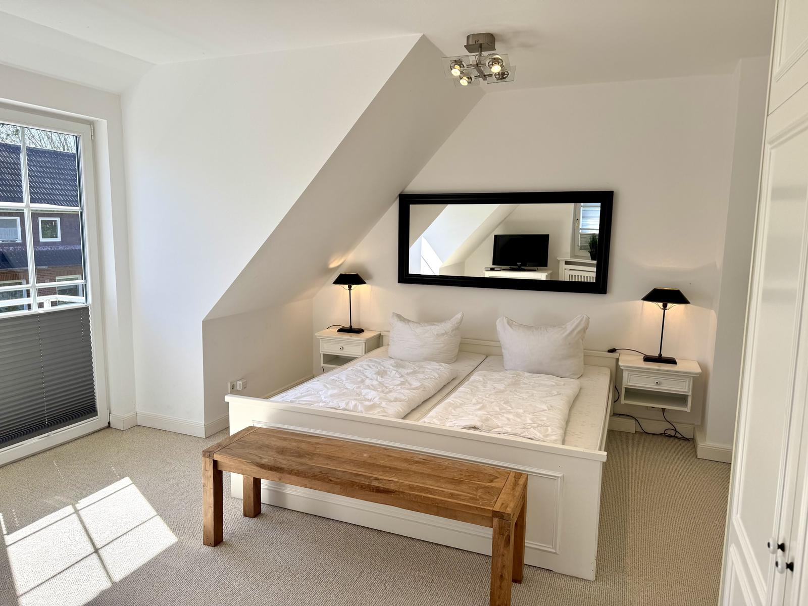 Master Bedroom mit Balkon im 1.OG