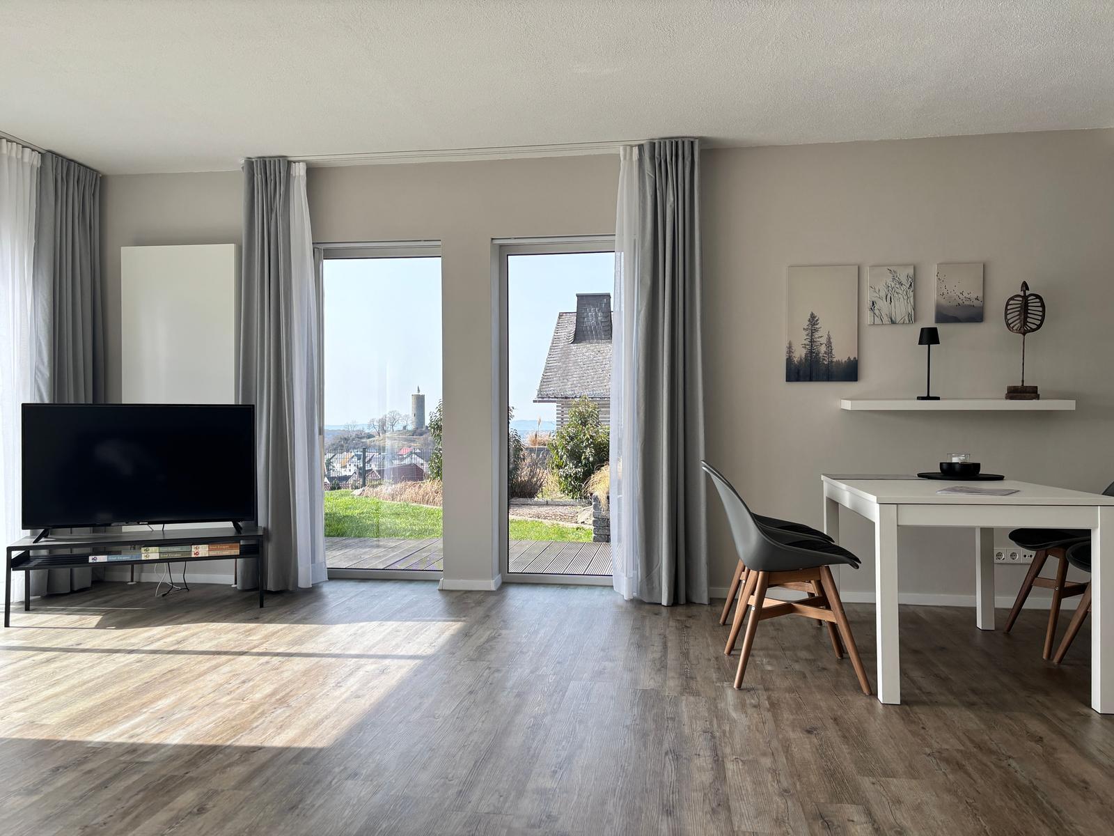 Blick vom Sofa in den Garten