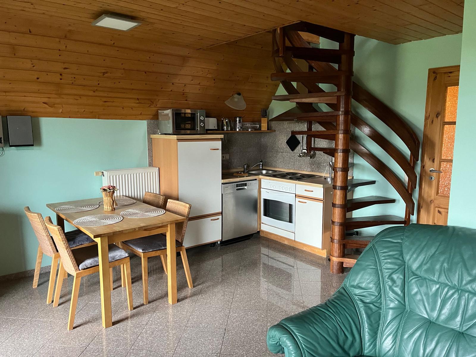 Wohnraum OG mit Wendeltreppe und Essplatz