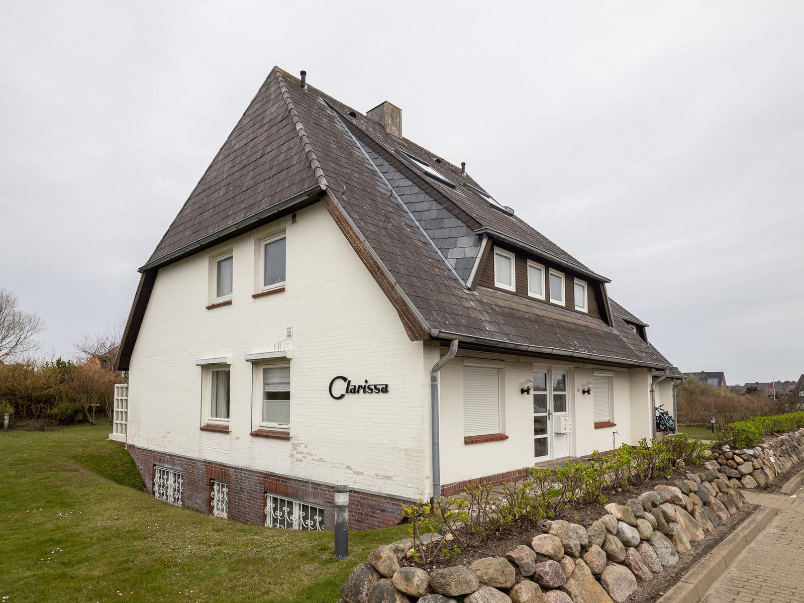 Wohnhaus mit Namen Clarissa, weiß gestrichene Fassade und dunklem Dach