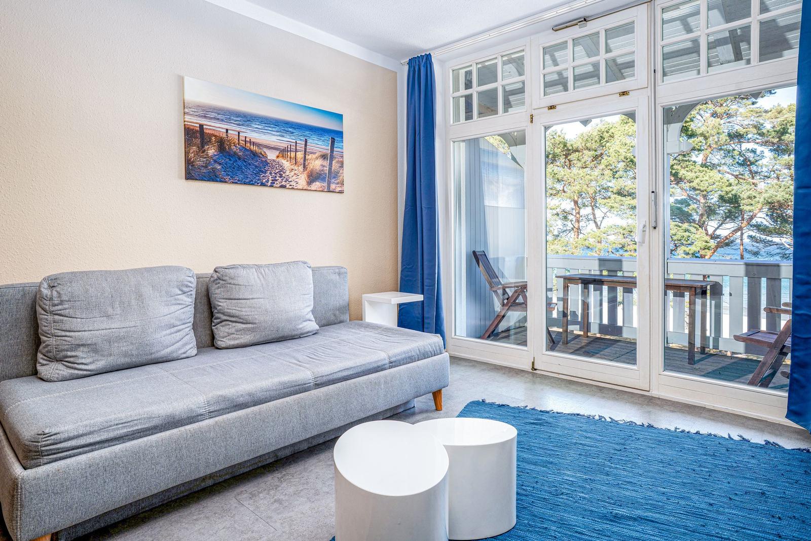 Wohnbereich mit Zugang zum Balkon mit Meerblick