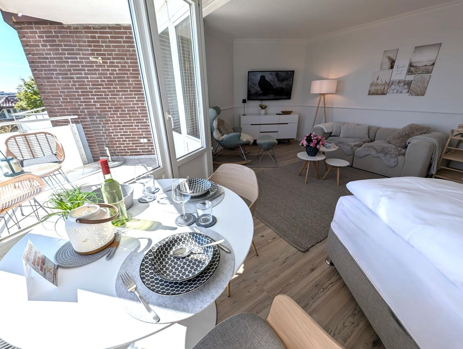 Wohnung mit Schlafzimmer, Essbereich und Balkon. Möbliert mit modernen Möbeln.