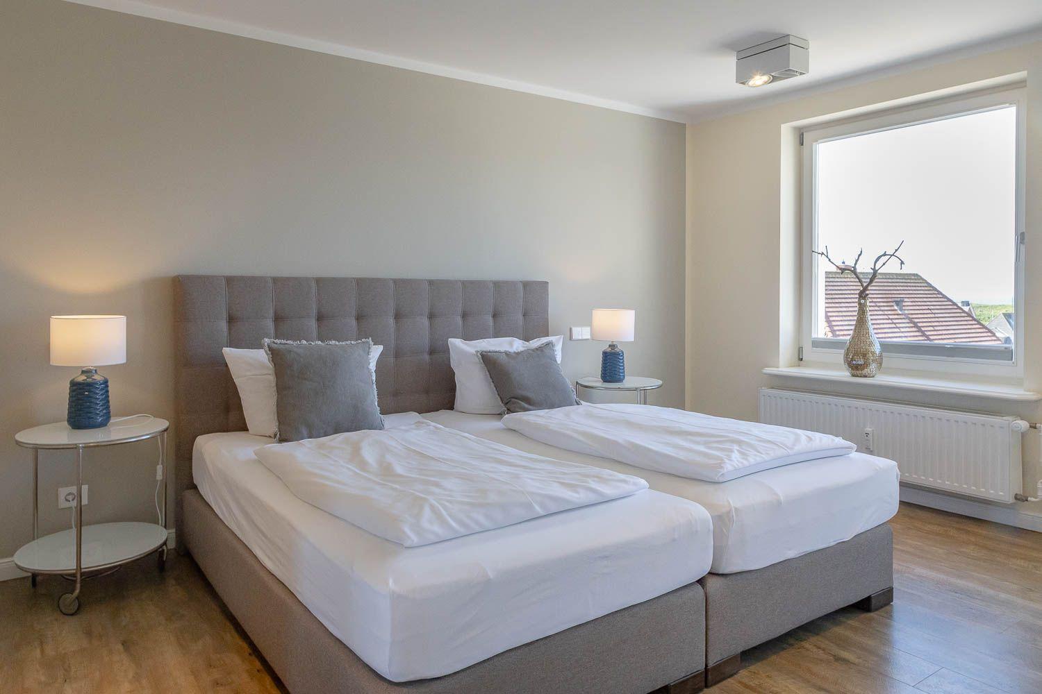 Schlafzimmer mit Doppelbett 2 Meter x 2 Meter