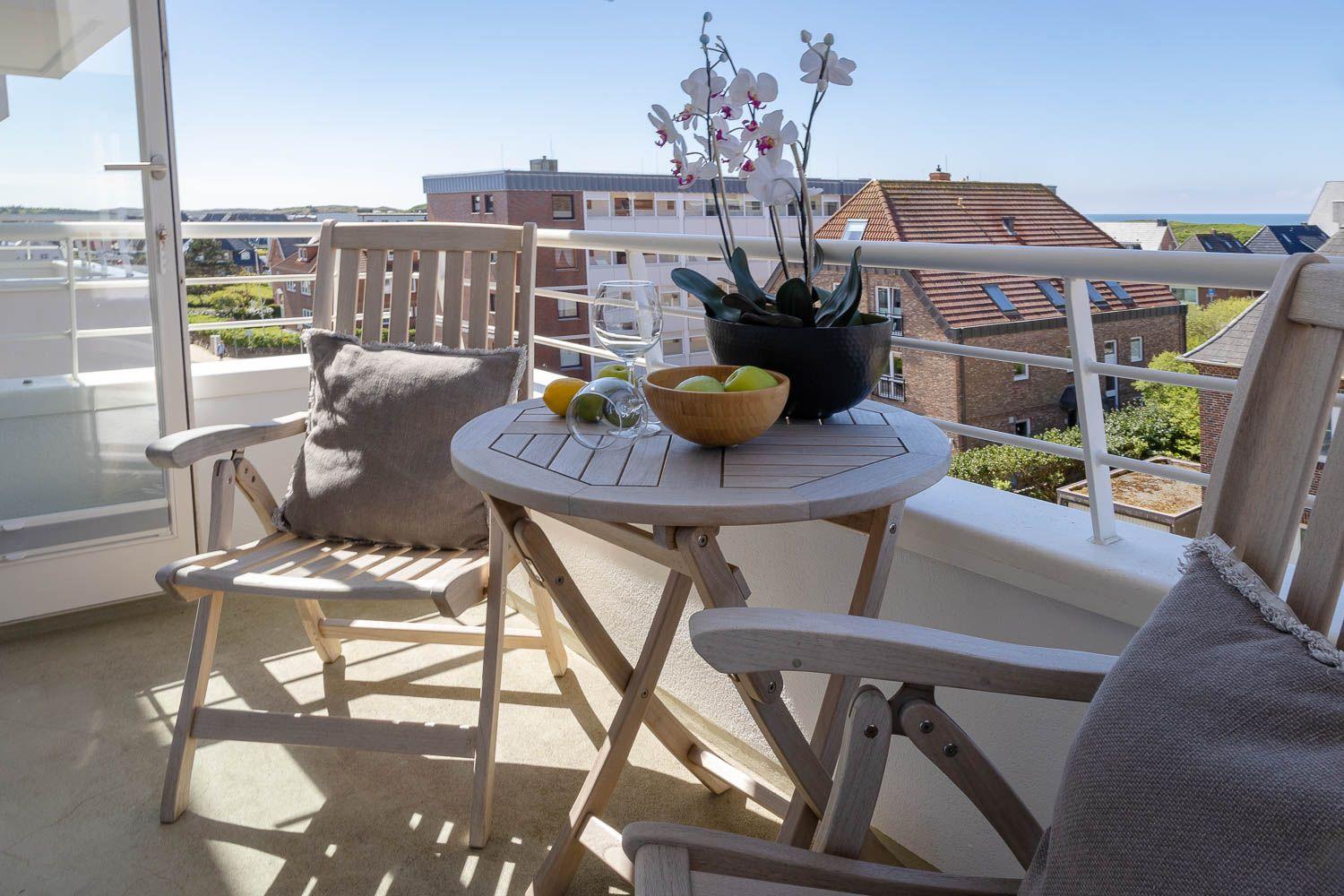 Balkon mit Teakholzstühlen