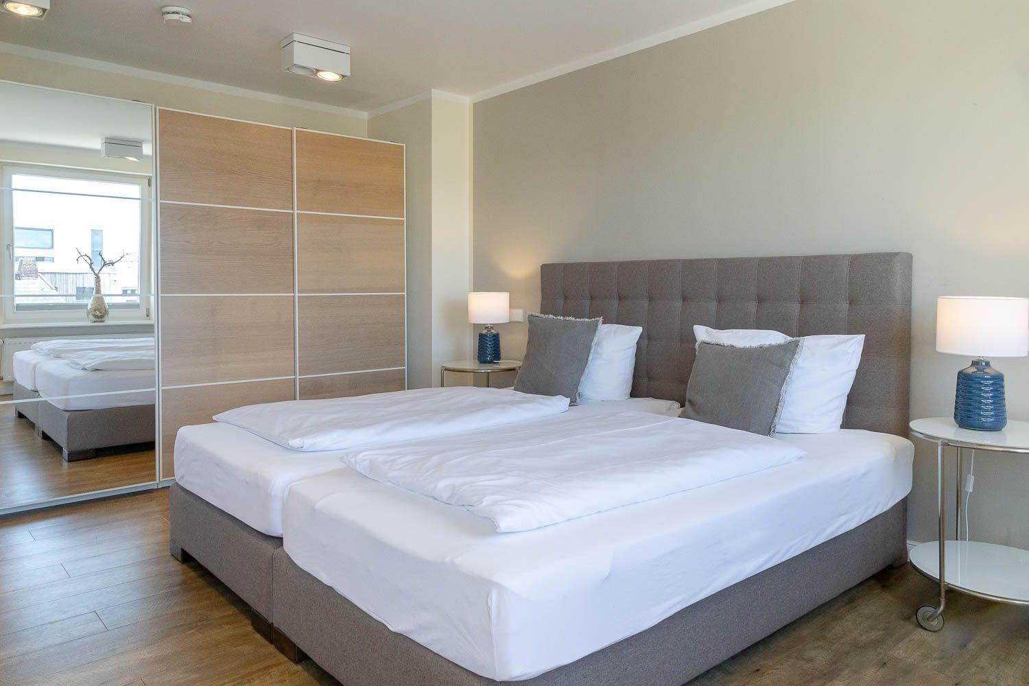 Schlafzimmer mit Doppelbett und Schiebetürenschrank
