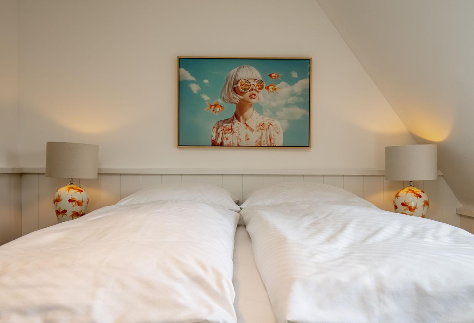 Zwei Betten mit weißen Bettwäsche, Wandbild und zwei Nachttische mit Lampen.