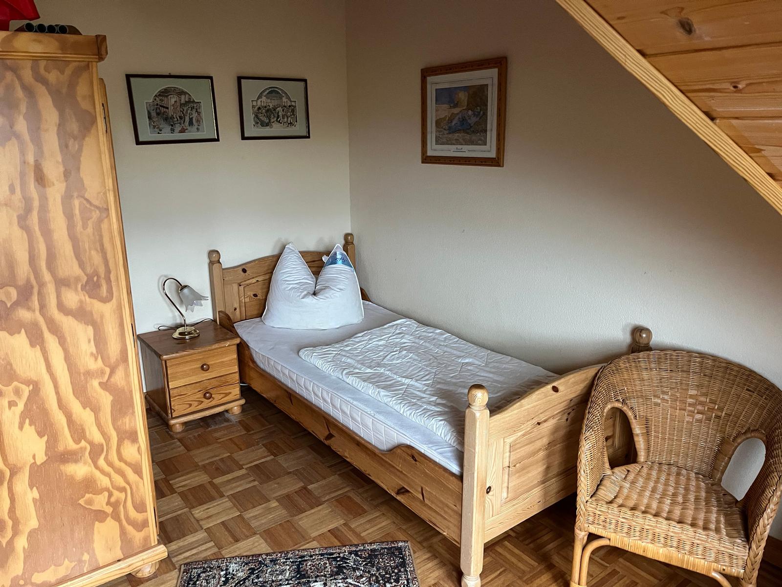 weiters Schlafzimmer mit zwei Einzelbetten