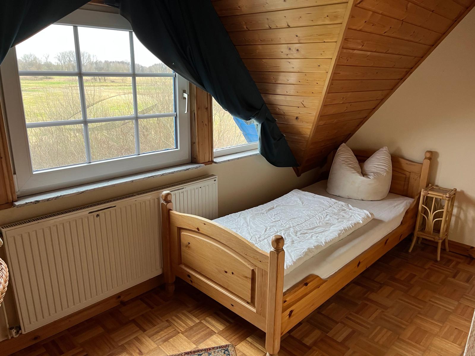 weiters Schlafzimmer mit zwei Einzelbetten