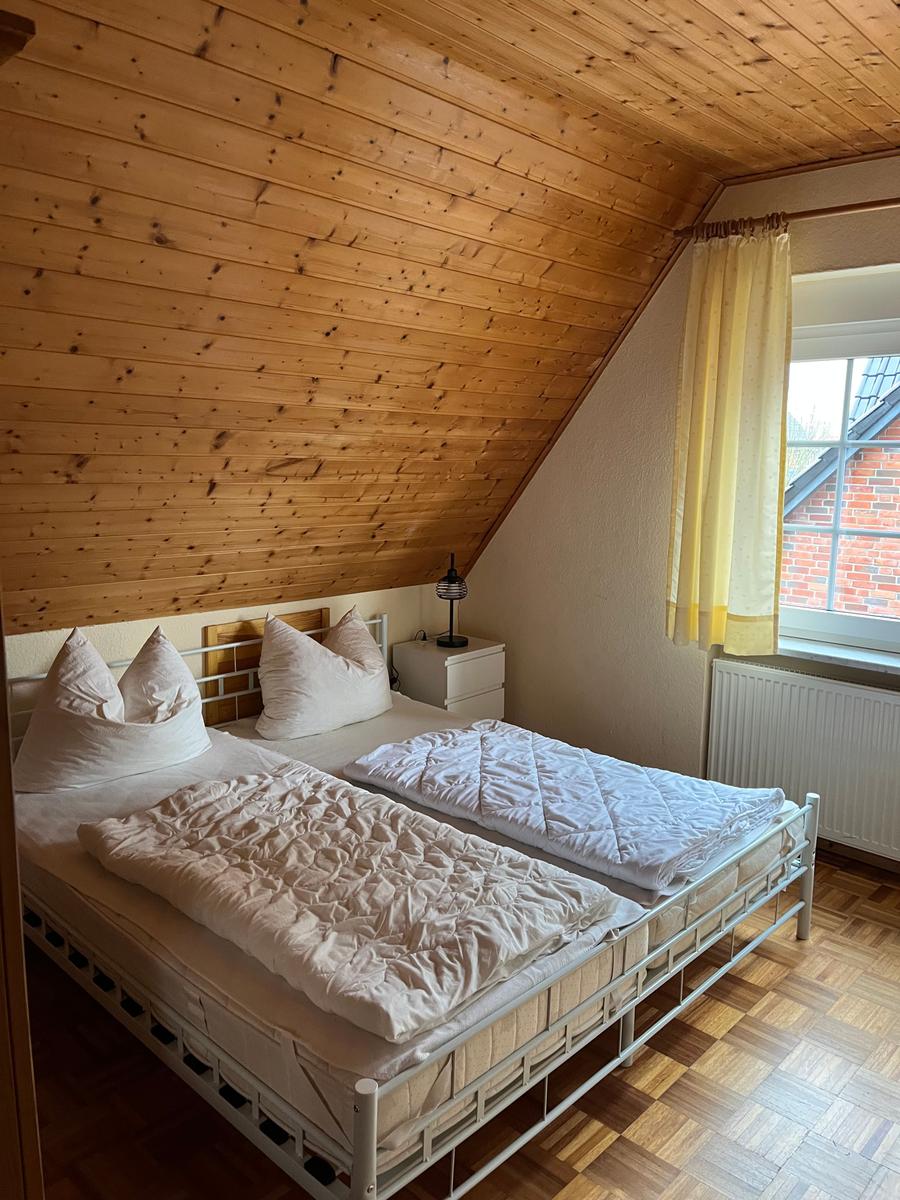 Schlafzimmer mit Doppelbett OG