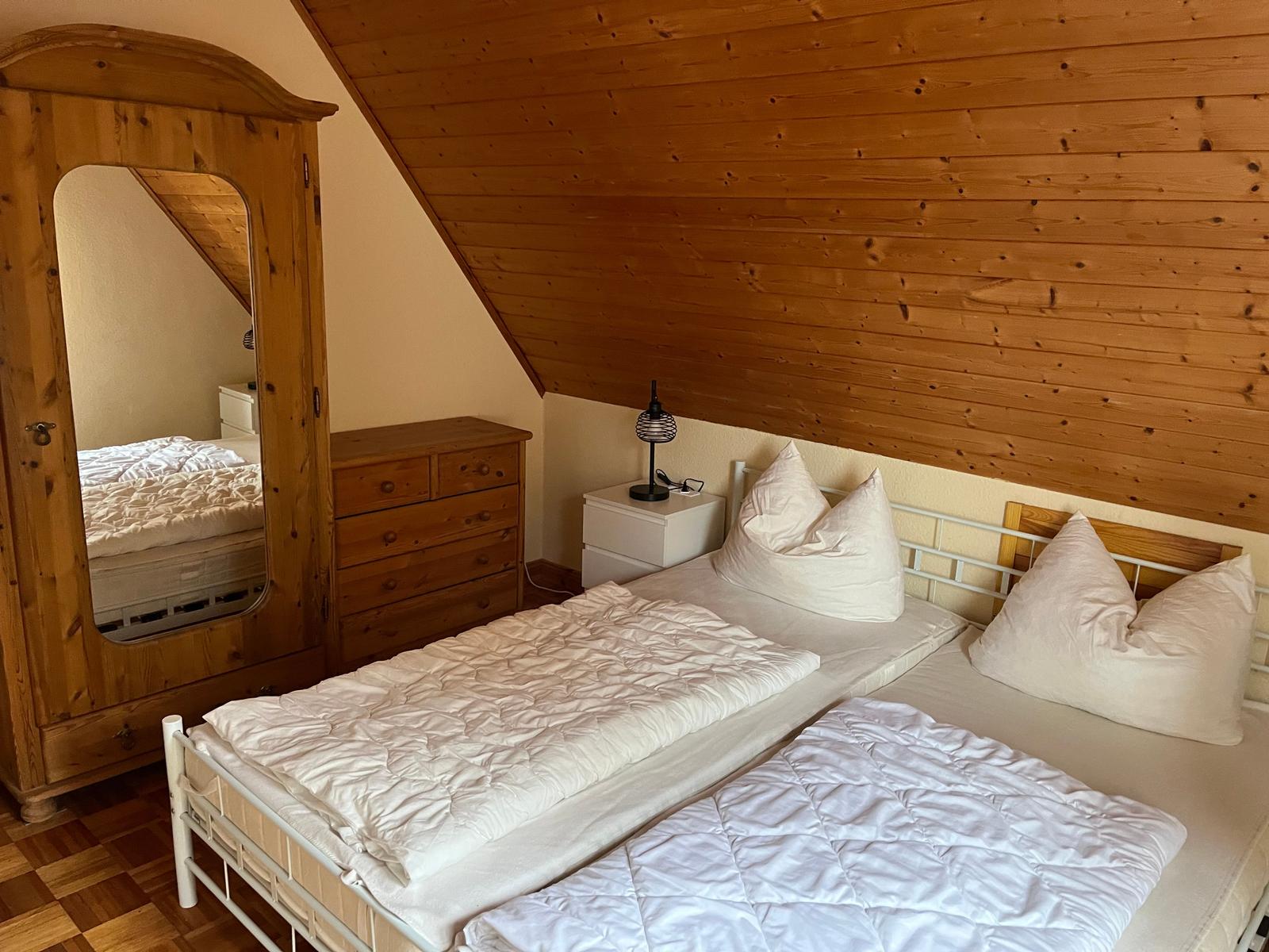 Schlafzimmer mit Doppelbett OG