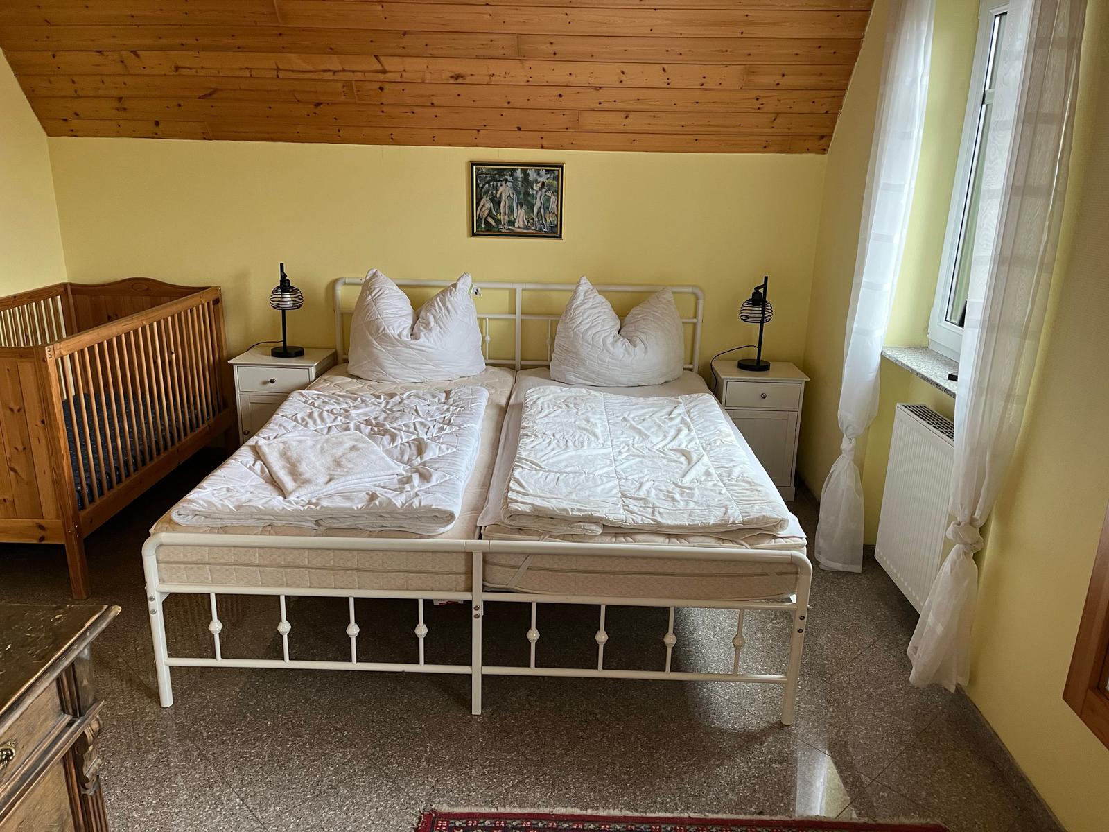 Schlafzimmer mit Doppelbett