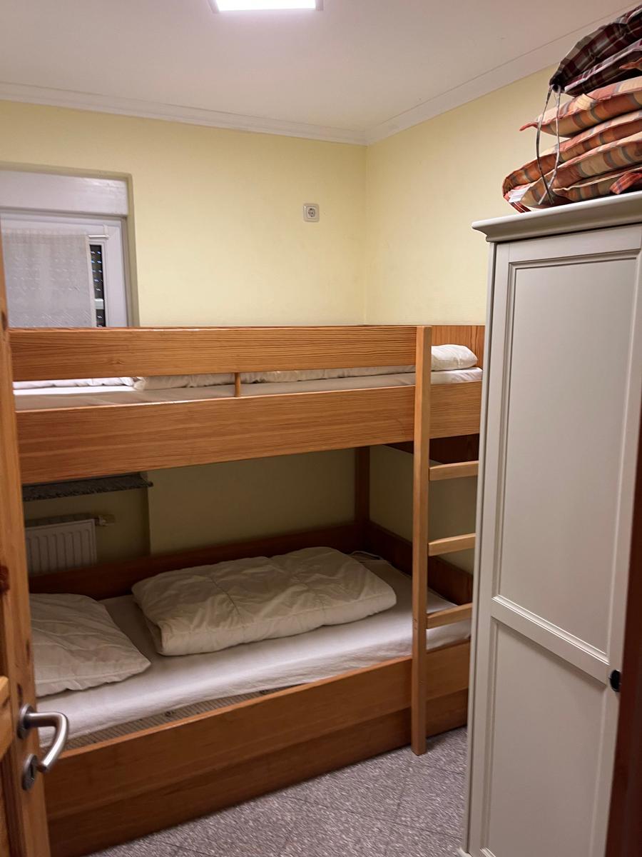 Schlafzimmer mit Etagenbett im EG