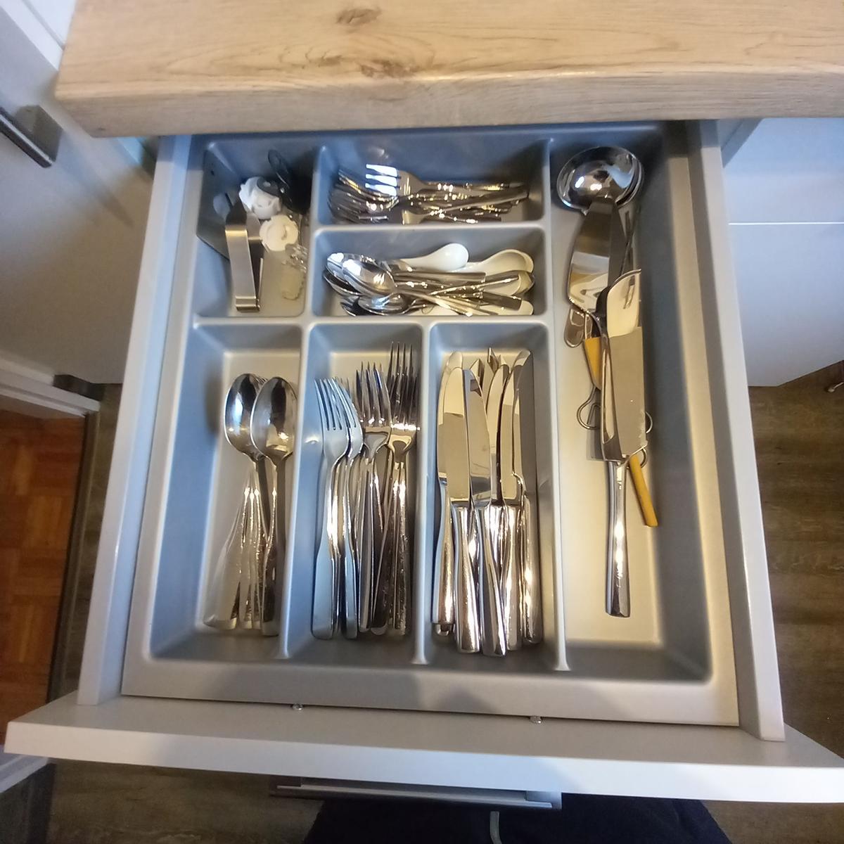 natürlich hat es auch 
reichlich Pfannen, 
Topf-Set, 
Küchen-Utensilien, 
Gewürze, Öl und Essig