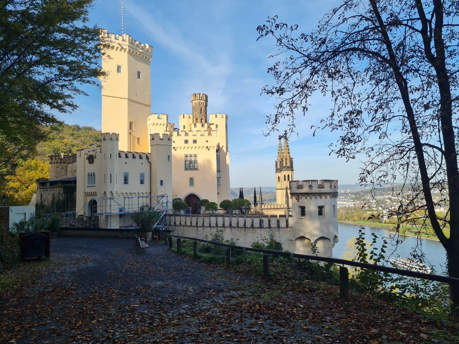 Die Burg Lahneck ist eine Höhenburg in Lahnstein, die malerisch auf einem Felsensporn über der Mündung der Lahn in den Rhein