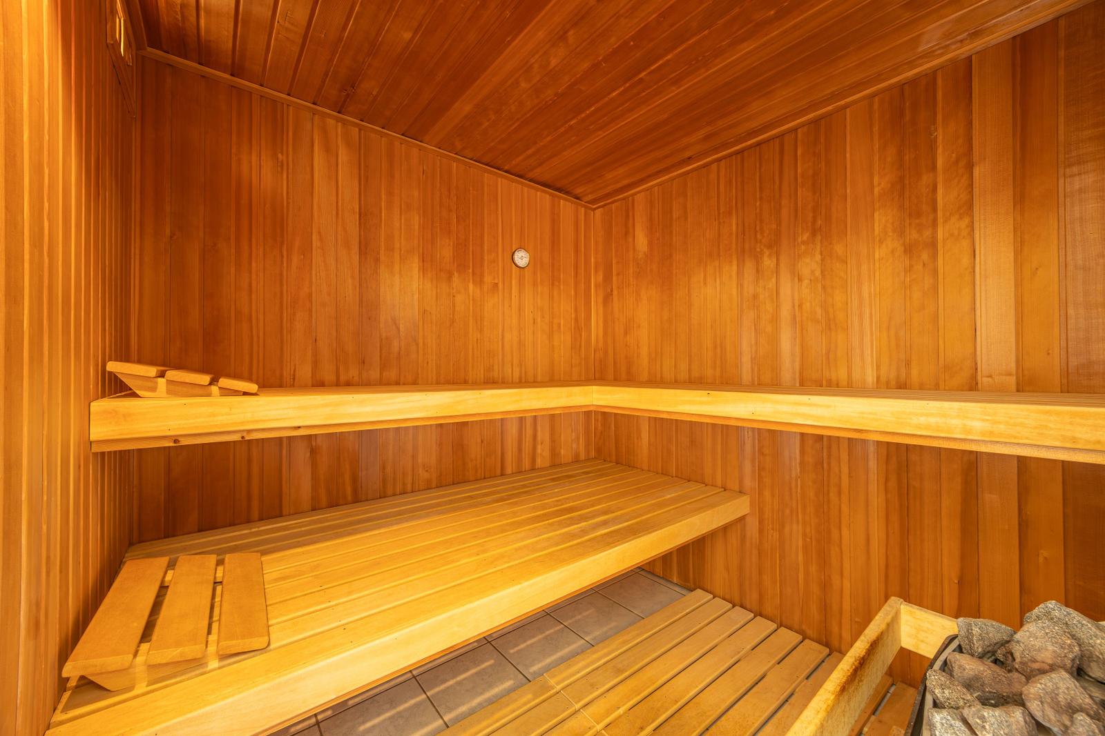 Sauna mit Holzbank und Steinmulde