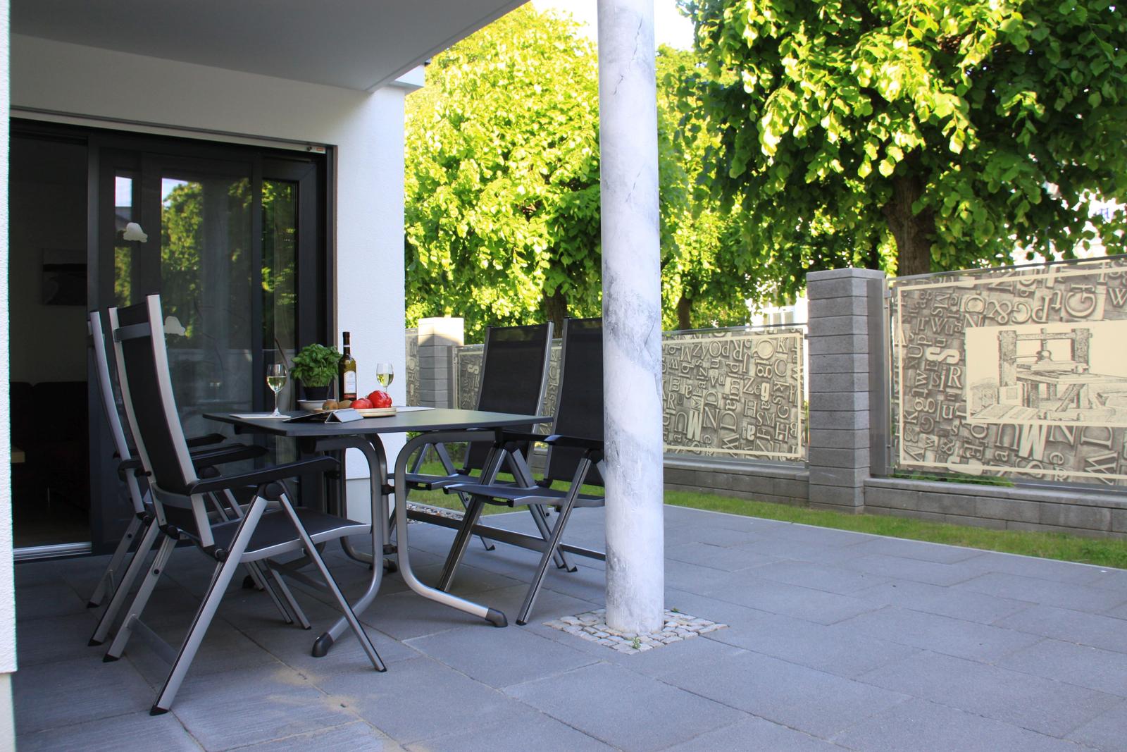 Terrasse mit Gartenmöbel