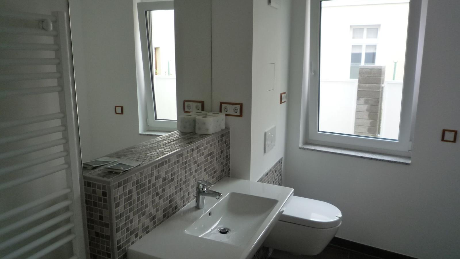 Bad mit begehbarer Dusche (leider nicht zu sehen)