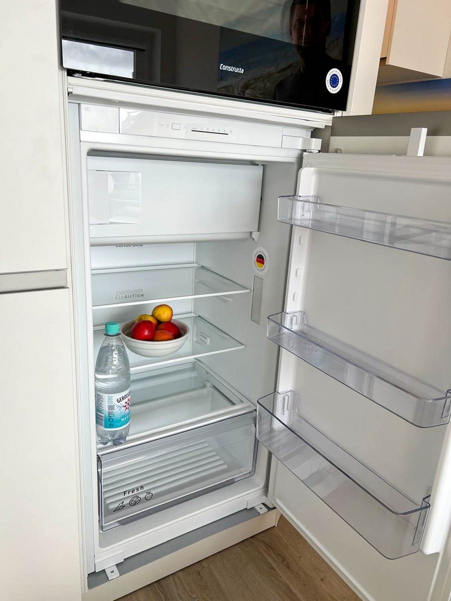 Kühlschrank mit Obst und Wasserflasche