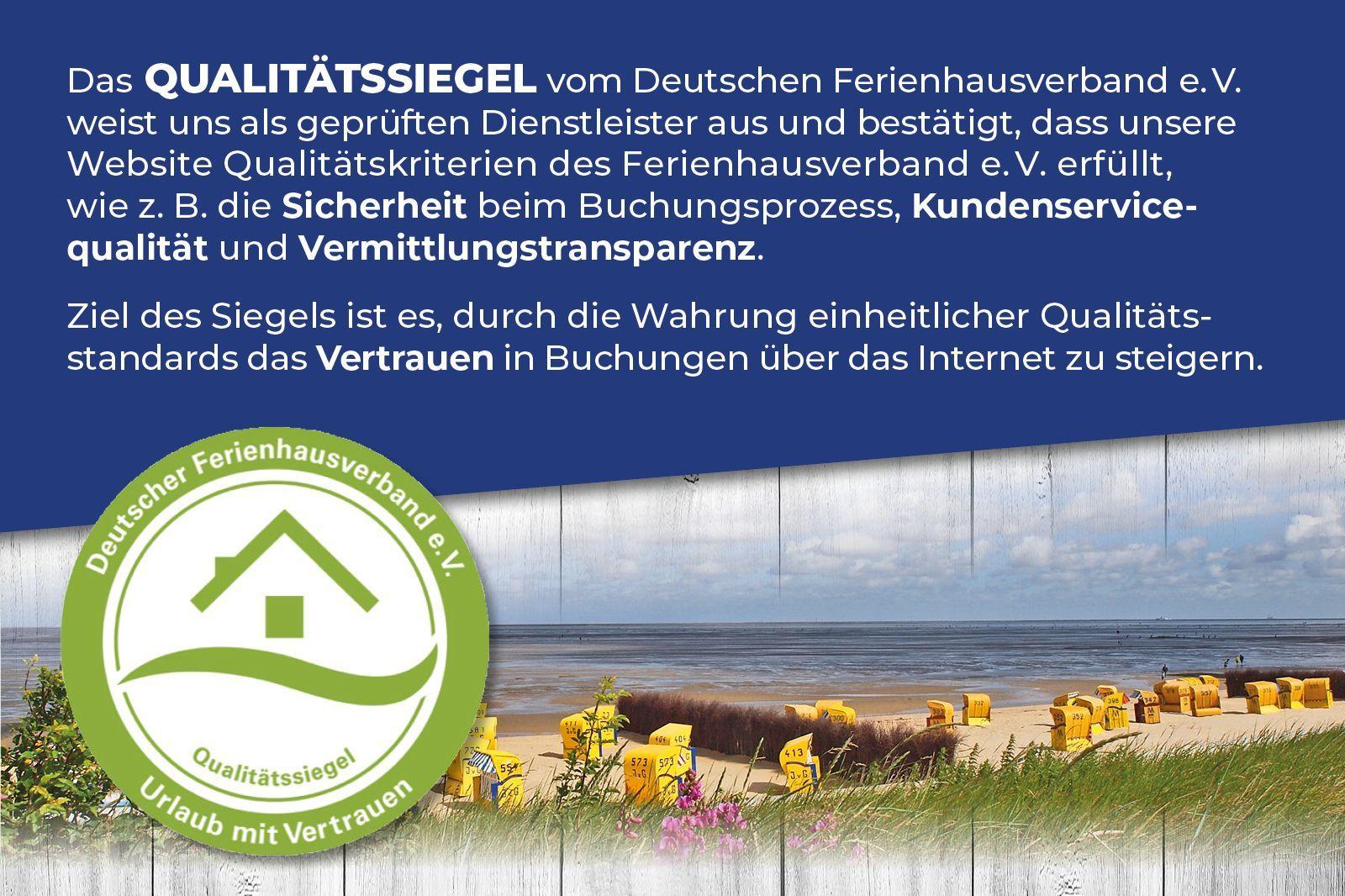 Deutscher Ferienhausverband Qualitätssiegel. Strand mit gelben Strandkörben und Blick aufs Meer.
